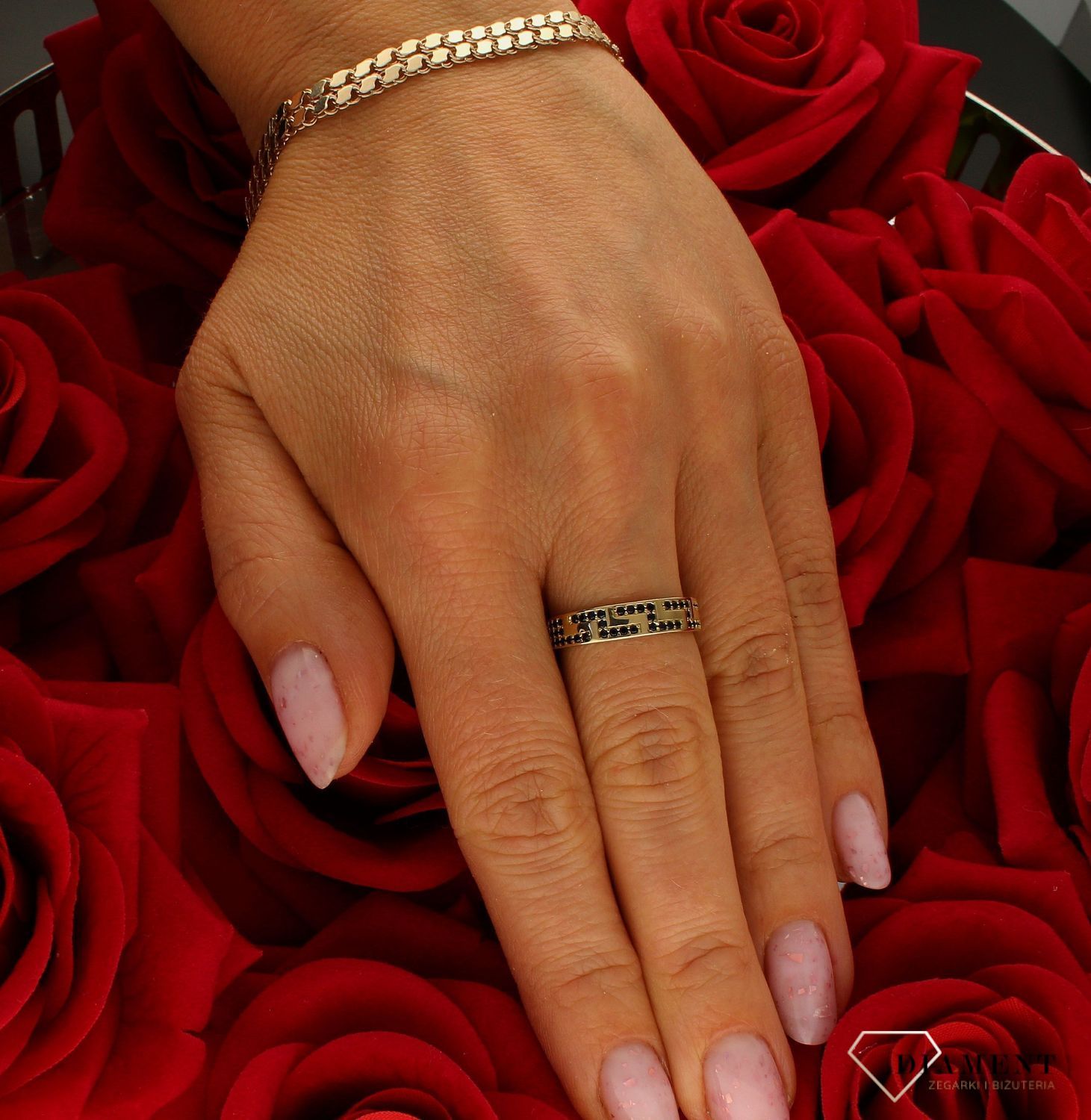 Złoty pierścionek damski obrączka Droga grecka z czarną cyrkonią 375 PI 6334 375.  Złoty pierścionek obrączka. Wzór drogi grecki (2).jpg